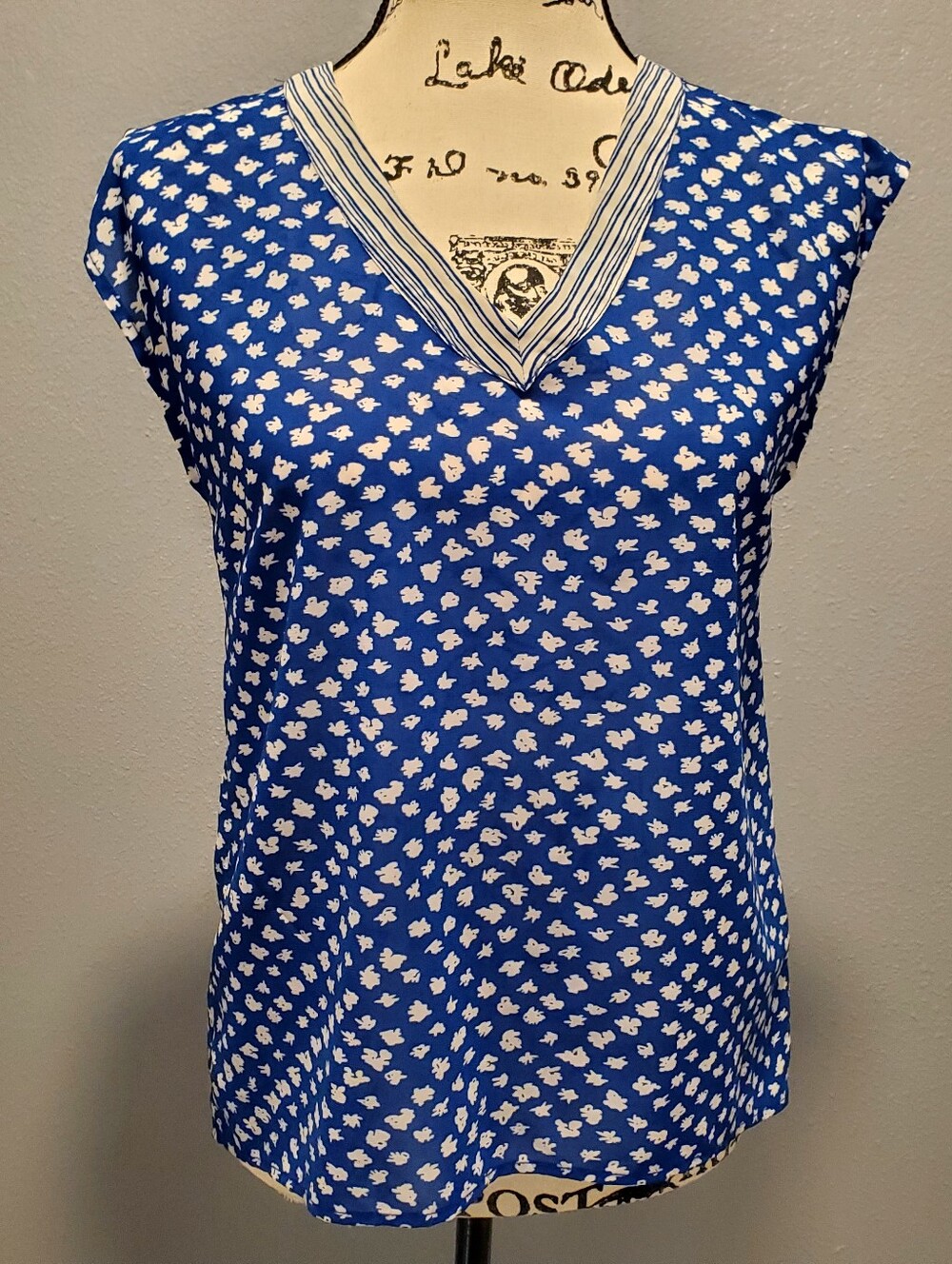 Outback Red Blue Printed V-Neck Sleeveless Camisole Size XS